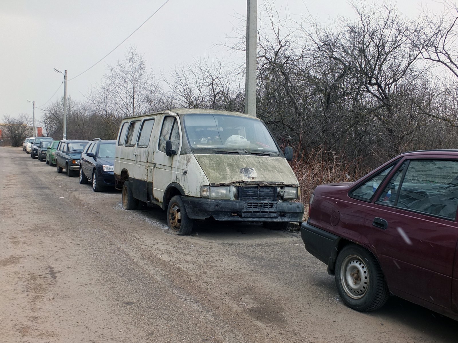 Во дворах Калининграда продолжают избавляться от «автохлама» :: Калининград  Медиа